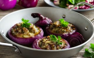 Gebackene Zwiebeln: Vorteile, Rezept mit einem Foto im Ofen