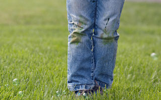 Come togliere l'erba dai jeans