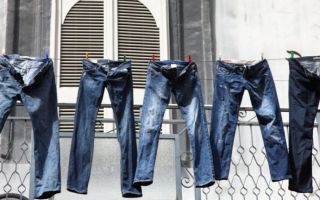Ako rýchlo sušiť džínsy po vypraní: doma aj vonku