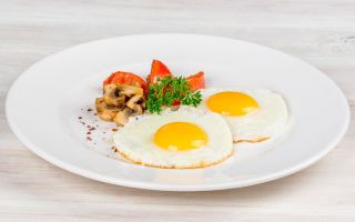 Dlaczego jajecznica jest przydatna i szkodliwa na śniadanie, na obiad?