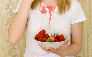 Πώς να αφαιρέσετε τις φράουλες από ρούχα: λευκά και χρωματιστά