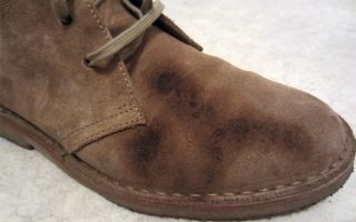 Cách tẩy vết dầu mỡ trên giày da lộn, túi xách và các vật dụng khác