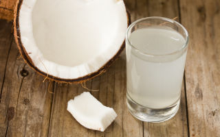 Kokosriekstu ūdens (sula): derīgās īpašības un receptes