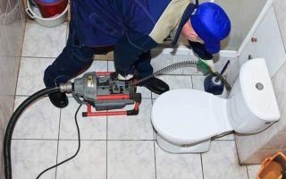 Tuvalet tıkalı: dalgıç ve kablo olmadan nasıl temizlenir