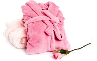 Hur man viker en morgonrock så att den inte skrynklas: medicinsk, badkar, huva