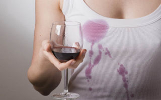 Kaip nuplauti raudoną vyną iš balto audinio