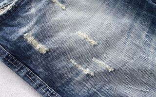 Cara membuat calitan dan lubang pada seluar jeans