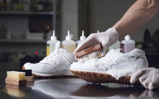 Hogyan lehet lemosni a fehér cipőket és edzőcipőket