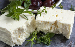 Por qué el queso feta es útil, contenido calórico