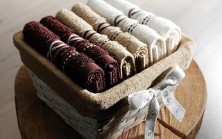 Betapa indahnya melipat tuala: dalam gulungan, empat kali dan roller