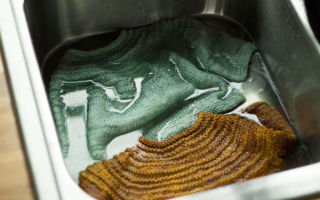 Hoe rek je een wollen trui die na het wassen is gekrompen