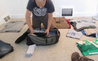 Ako sa skladá bunda: v kufri a batohu, ako sa skladá na ceste