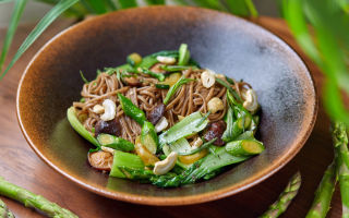Mga noodles ng buckwheat: nilalaman ng calorie, paggamit at mga kontraindiksyon