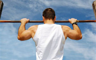 Colgado de la barra horizontal: beneficios para la columna, cuyos músculos trabajan