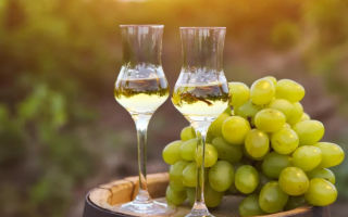 Skład i użyteczne właściwości czachy ze śliwki wiśniowej, winogron