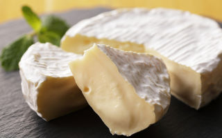 היתרונות והנזקים של גבינת קממבר עם עובש לבן: כמה קלוריות יש ב 100 גרם, איך לאחסן, האם זה אפשרי לנשים בהריון
