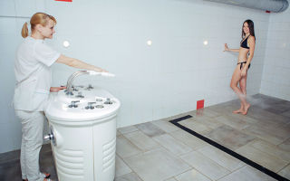 Prysznic Charcota: korzyści i szkody dla utraty wagi, zdrowia